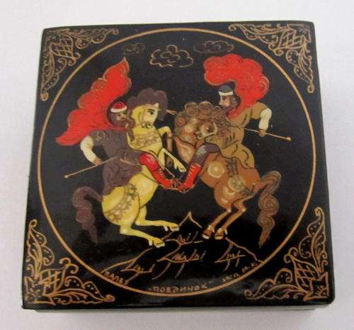 A SMALL RUSSIAN PAPER MACHE TYPE BOX