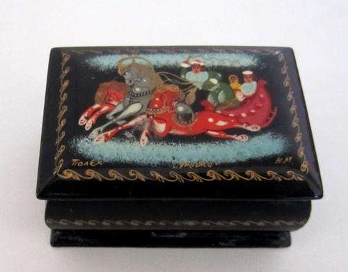 A SMALL RUSSIAN PAPER MACHE TYPE BOX