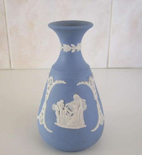 A WEDGEWOOD BLUE JASPERWARE VASE --PERFECT--Note measurements