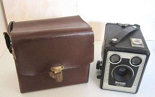 A VINTAGE KODAK BROWNIE BOX CAMERA IN ORIGINAL VINYL CASE