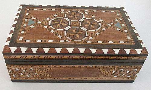 AN ATTRACTIVE INLAID WOODEN  BOX