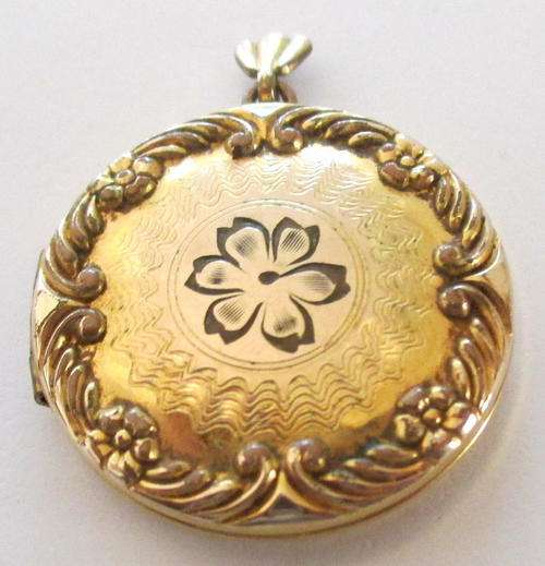 AN EDWARDIAN GOLD PLATED LOCKET  --NOTE