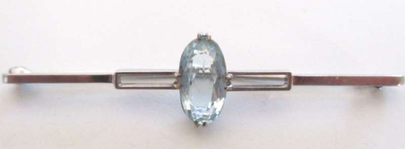 A WHITE GOLD BAR BROOCH--UNDER CARAT