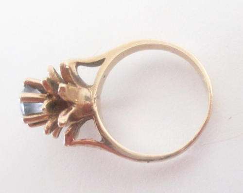 A 1970's 9ct GOLD RING --- 4,8 GRAM