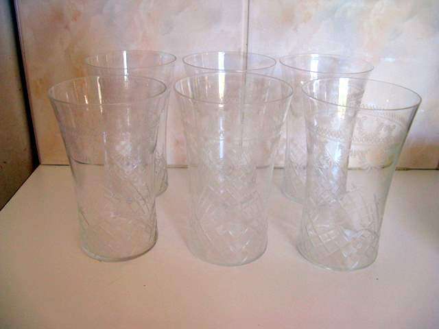 A SET OF 6 PERFECT VINTAGE  DRINKING GLASSES