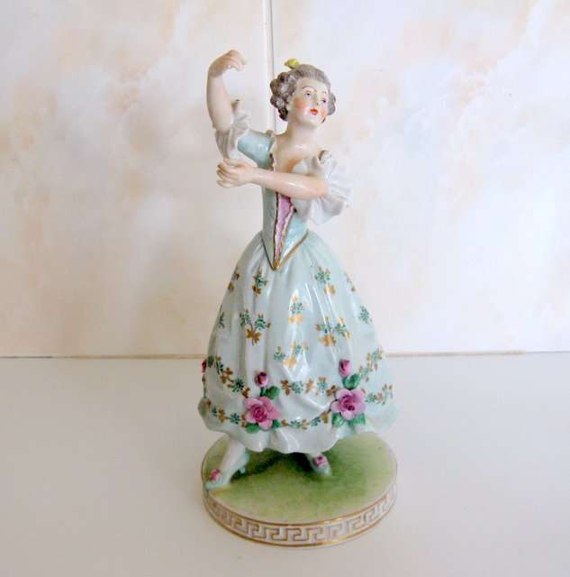 A DRESDEN LADY FIGURINE---Please note