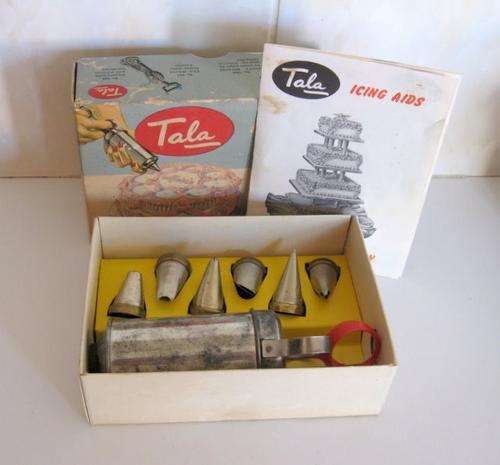 A VINTAGE ICING SET BOXED AND WITH ITS INSTRUCTIONS