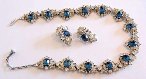 A VINTAGE COSTUME JEWELLERY NECKLACE AND EARRINGS