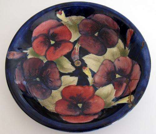 A MOORCROFT PLATE-------NEEDS RESTORING--Worth R2000 repaired