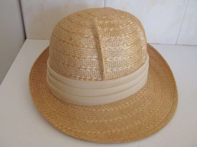 A VINTAGE LADIES STRAW HAT
