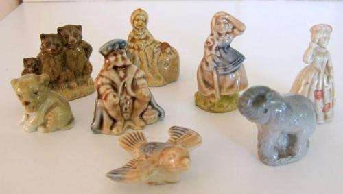 A LOT OF 8  COLLECTABLE WADE ORNAMENTS