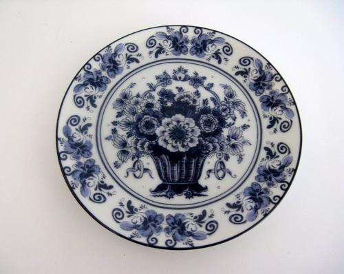 A SMALL DELFT PLATE
