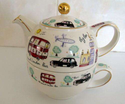 A MODERN COLLECTABLES TEAPOT/MUG IN ONE