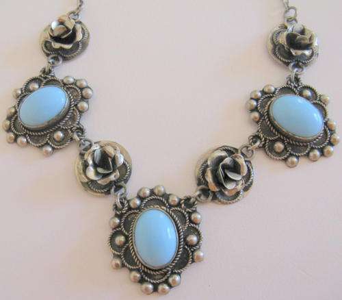A VINTAGE COSTUME JEWELLERY NECKLACE WITH BLUE STONES AND MOULDED ROSES