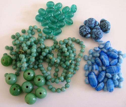 +- 160 VINTAGE GLASS BEADS.