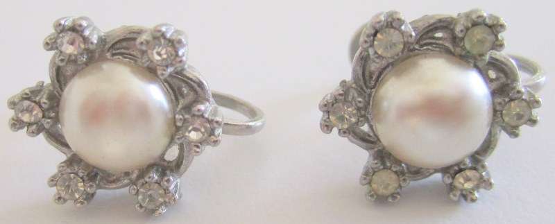 A PAIR OF VINTAGE COSTUME JEWELLERY EARRINGS---BUY NOW