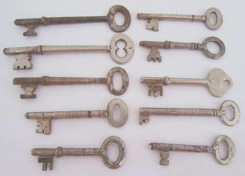10 LARGE VINTAGE KEYS