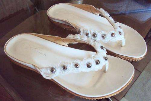 Pretty white floral sandles - size 3