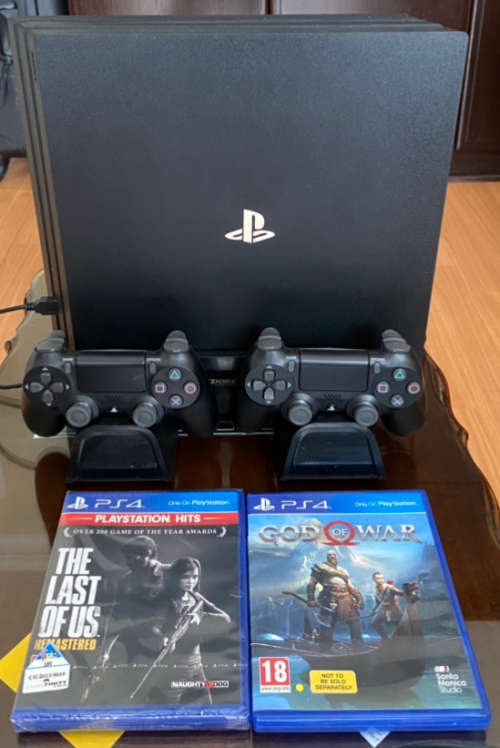 PLAYSTATION 4 PRO 1TB + 2 GAMES + DOCKING STATION + 2 SONY ORIGINAL CONTROLLERS