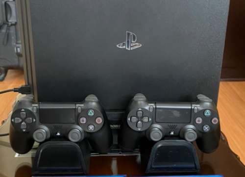 PLAYSTATION 4 PRO 1TB + 2 GAMES + DOCKING STATION + 2 SONY ORIGINAL CONTROLLERS