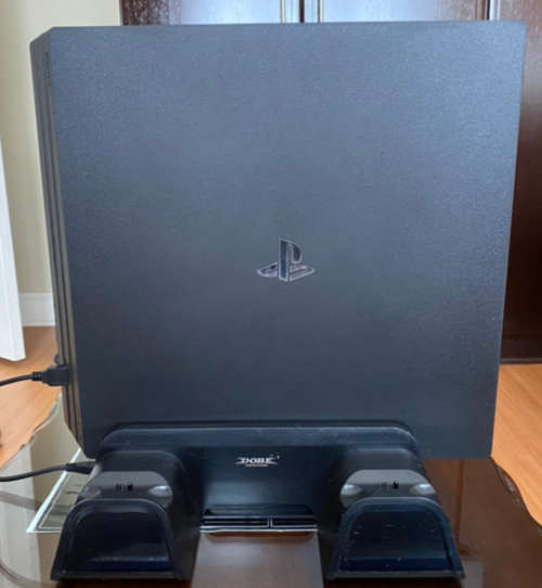 PLAYSTATION 4 PRO 1TB + 2 GAMES + DOCKING STATION + 2 SONY ORIGINAL CONTROLLERS