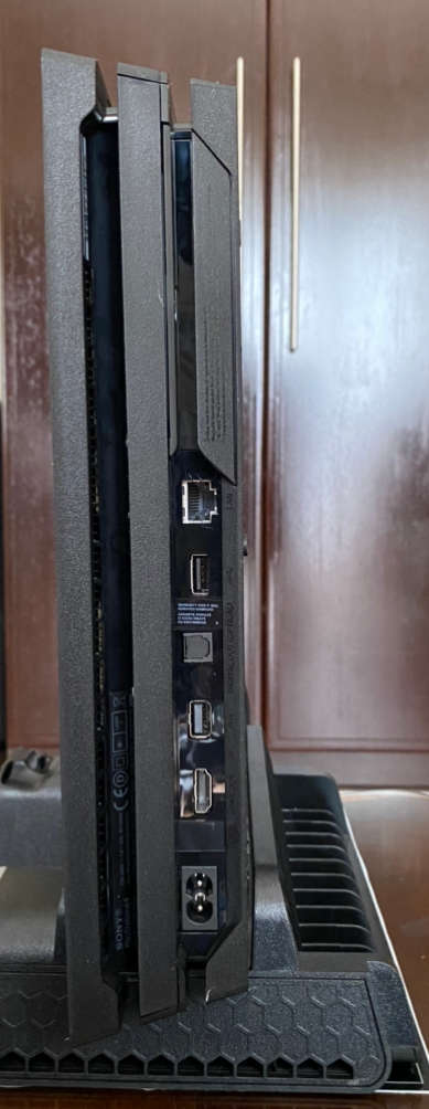 PLAYSTATION 4 PRO 1TB + 2 GAMES + DOCKING STATION + 2 SONY ORIGINAL CONTROLLERS