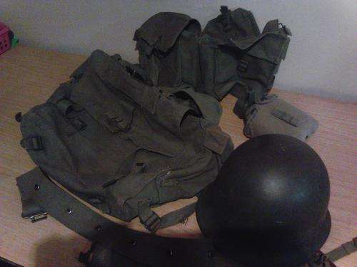 boetie gaan border toe 2 army bottel, army belt,army rugsak met magesyn houers en waterbotell houer