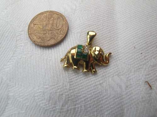 18ct yellow gold emeralds diamond charm/ pendant