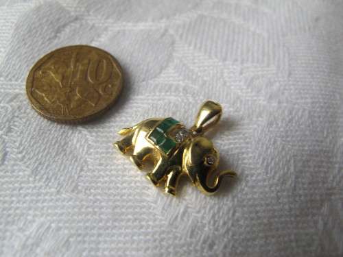 18ct yellow gold emeralds diamond charm/ pendant