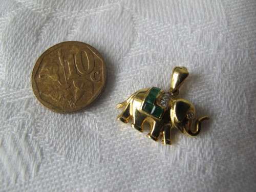 18ct yellow gold emeralds diamond charm/ pendant