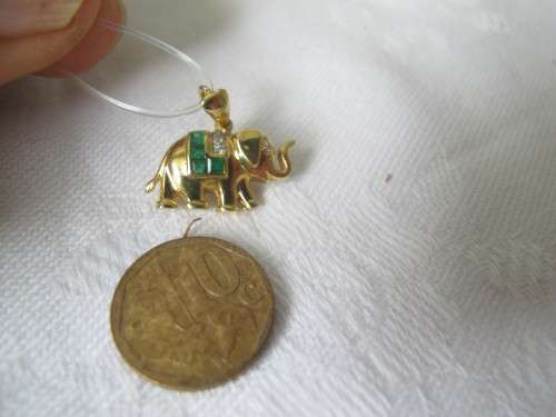 18ct yellow gold emeralds diamond charm/ pendant
