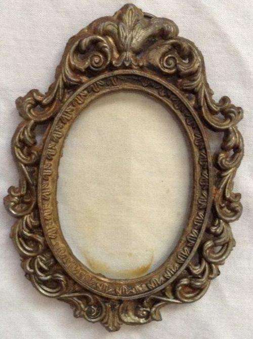 Ornate metal miniature frame / pendant - vintage -  R1 NR