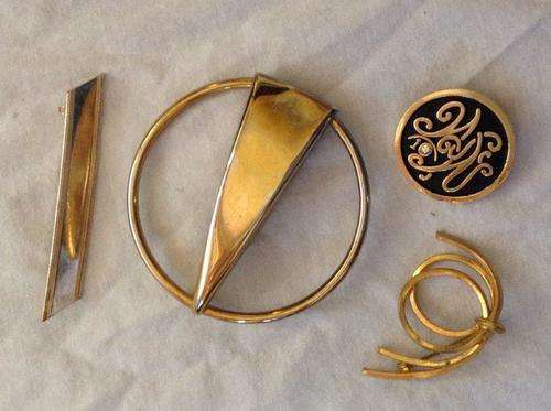 Lot of 4 vintage brooches - R1 NR