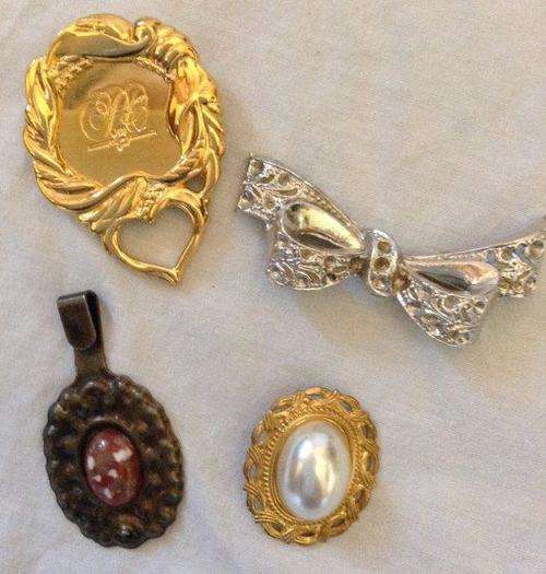 Lot of 4 - brooches & pendant - vintage - R1 NR