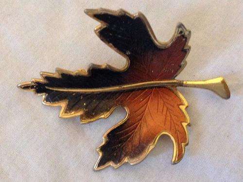 Vintage enamelled leaf brooch - R1 NR