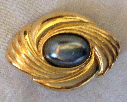 Goldtone faux pearl brooch / pendant - R1 NR