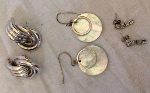 Lot of 3 pairs vintage earrings - R1 NR