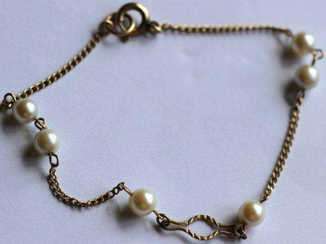 BEAUTIFUL FAUX PEARL BRACELET - GOLDTONE - GOLD FILLED