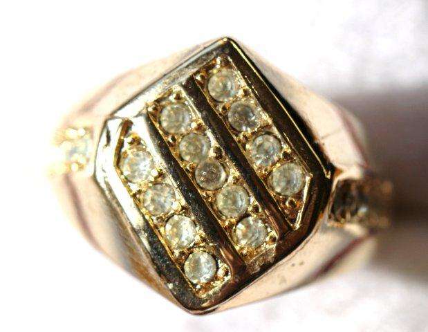 ELEGANT GOLDTONE RING - CLEAR RHINESTONES - SIZE S