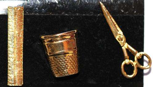 SET OF 3 UNWORN VINTAGE PINS ON ORIGINAL CARD - SEWING DESIGNS