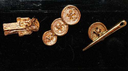 SET OF 3 UNWORN VINTAGE PINS ON ORIGINAL CARD - SEWING DESIGNS