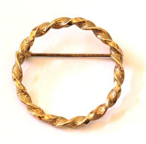 VINTAGE ROUND BROOCH - ORNATE
