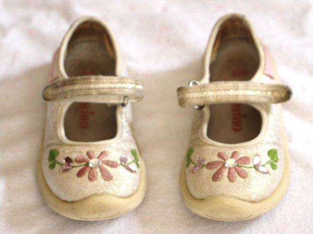 "NATURINO" GLITTER CANVAS CLOSED SHOE WITH STRAP - UK SIZE 6 / EURO SIZE 23