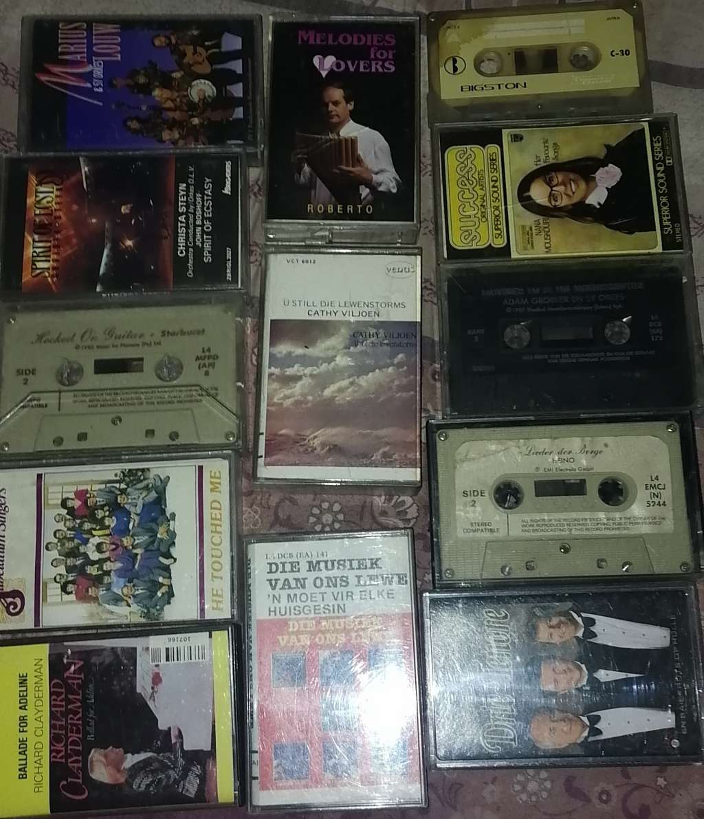 13 X VARIOUS ARTIST KASSETTE/TAPES IN CASE