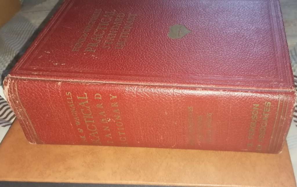 1945 FUNK N WAGNALLS PRACTICAL STANDARD DICTIONARY IN VERY GOOD CONDITION
