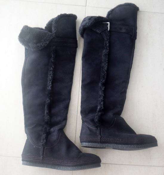 CUTE BLACK FLUFFY BOOTS!