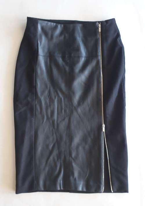 STUNNING STUDIO WOOLWORTHS SKIRT!