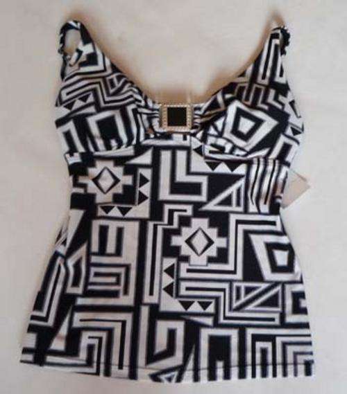 LOVELY PATTERNED QUEENSPARK TOP!!