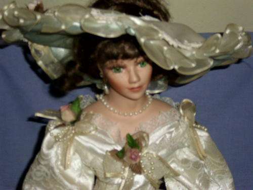 55CM STUNNING PORCELAIN DOLL DRESSED IN VICTORIAN STYLE DRESS AND MATCHING HAT-ON STAND-GREEN EYES