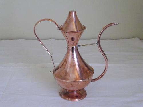 A VINTAGE 25CM COPPER PLATE JUG WITH COPPER HANDLE AND SPOUT-LOVELY